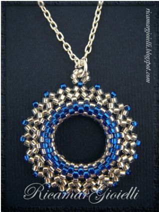 Ciondolo a cerchio in peyote e decorazione in herringbone