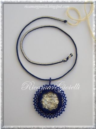 Collana scoubidou giallo-blu con cabochon dichroico_1