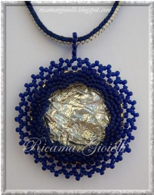 Collana scoubidou giallo-blu con cabochon dichroico_2