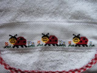 Bavaglino con le coccinelle - particolare