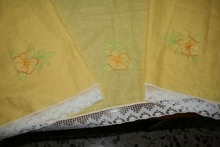 Tovaglia in lino ricamo fiori rifinita uncinetto