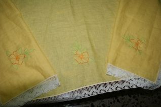 Tovaglia lino -ricamo fiori-rifinita uncinetto1