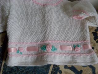 Coprifasce bianco e rosa con scarpine e cappellino - Particolare