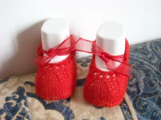 Coprifasce rosso con fiocchi con scarpine e cappellino 2