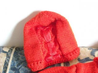Coprifasce rosso con fiocchi con scarpine e cappellino 3