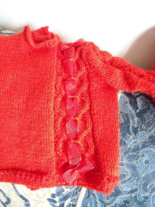 Coprifasce rosso con fiocchi con scarpine e cappellino - Particolare 2