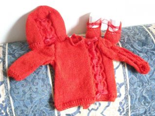 Coprifasce rosso con fiocchi con scarpine e cappellino