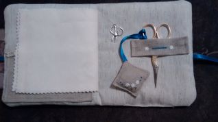 Dettaglio 1 Porta-aghi Atalie