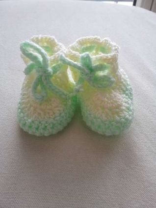 Scarpine neonata gialle e verdi