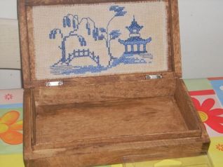 Ricamo dentro scatola di legno