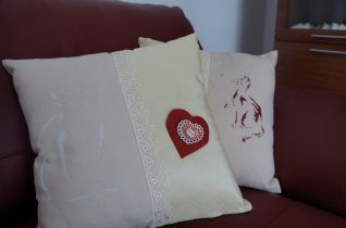 cuscini bianco e rosso