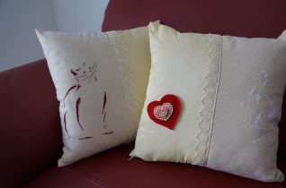 cuscino rosso e bianc