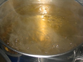 Brodo con piselli e nastrini di lingua