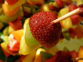 Crema con spiedini di frutta
