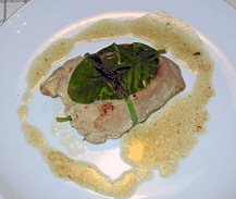 Medaglione di tonno alle erbe aromatiche con le olive