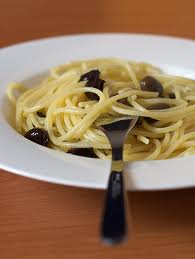 Spaghetti alle olive e acciughe