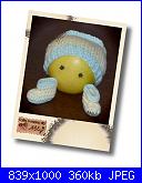 Ably - I miei lavori all'uncinetto-scarpine-e-cappellino-giallo-verde_1a-jpg