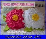 Proposta sal per la festa della mamma-fleece-flower-petal-pillows-jpg