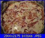 Torta salata ai porri e prosciutto crudo-versato-uova-jpg