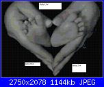 Schemi punto croce per cuscini-mani-di-madre_finito-jpg