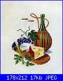 cerco piatto  legno con salumi e vini-eva-rosenstand-12603-cheese-red-wine-jpg