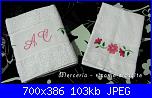 fiori per asciugamano-coppia-asciugamani-con-fiori-e-iniziali-jpg