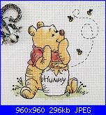 Cerco schema Winnie the Pooh con miele e api-7fcef1ba-7e99-4b4f-b886-d0e21aa9a403-jpeg