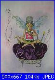 "Thimbelina The Needlework Fairy"/" Purl/Pearl The Knitting Fairy" di Lynne Nicoletti-0e22e559fc018137me-jpg