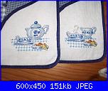 MM08 - I ricami di Lisa-tovaglietta-americana-tazzine-particolare-2-jpg