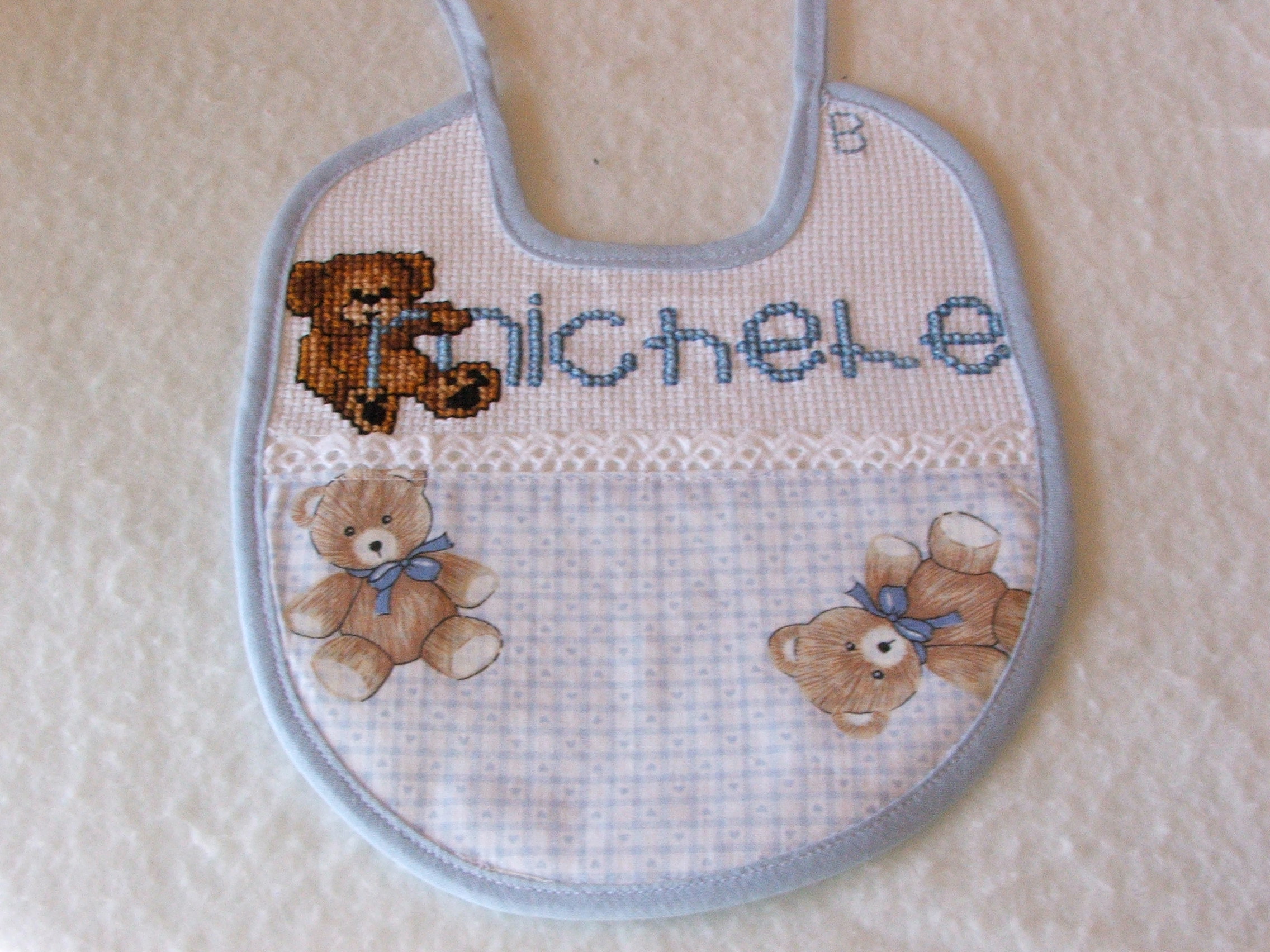 Bavaglino con nome e orsetto per Michele