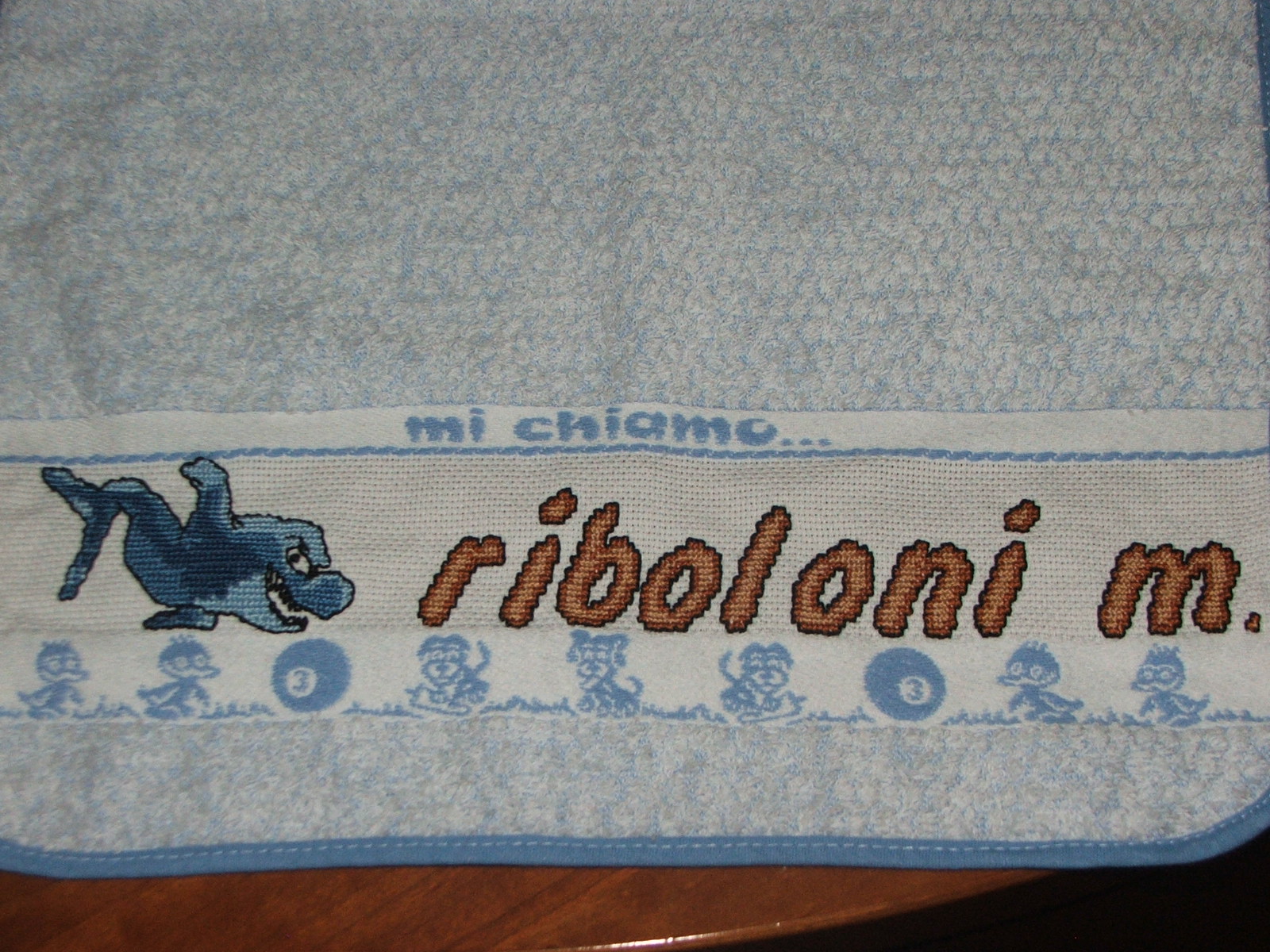 Asciugamano con lo squalo  - dettaglio -