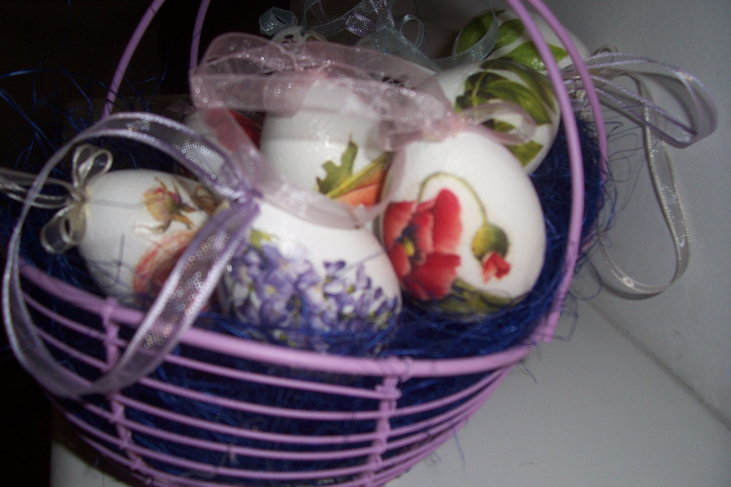 Uova di polistirolo decorate in decoupage