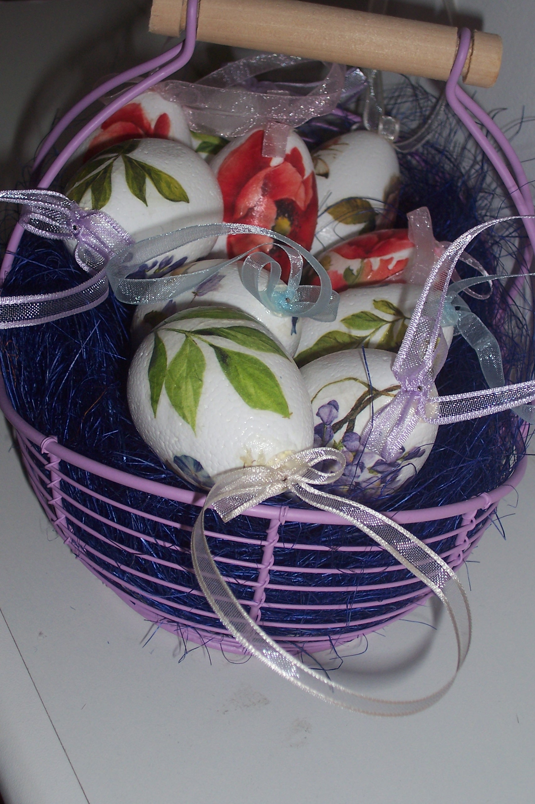 Uova di polistirolo decorate in decoupage