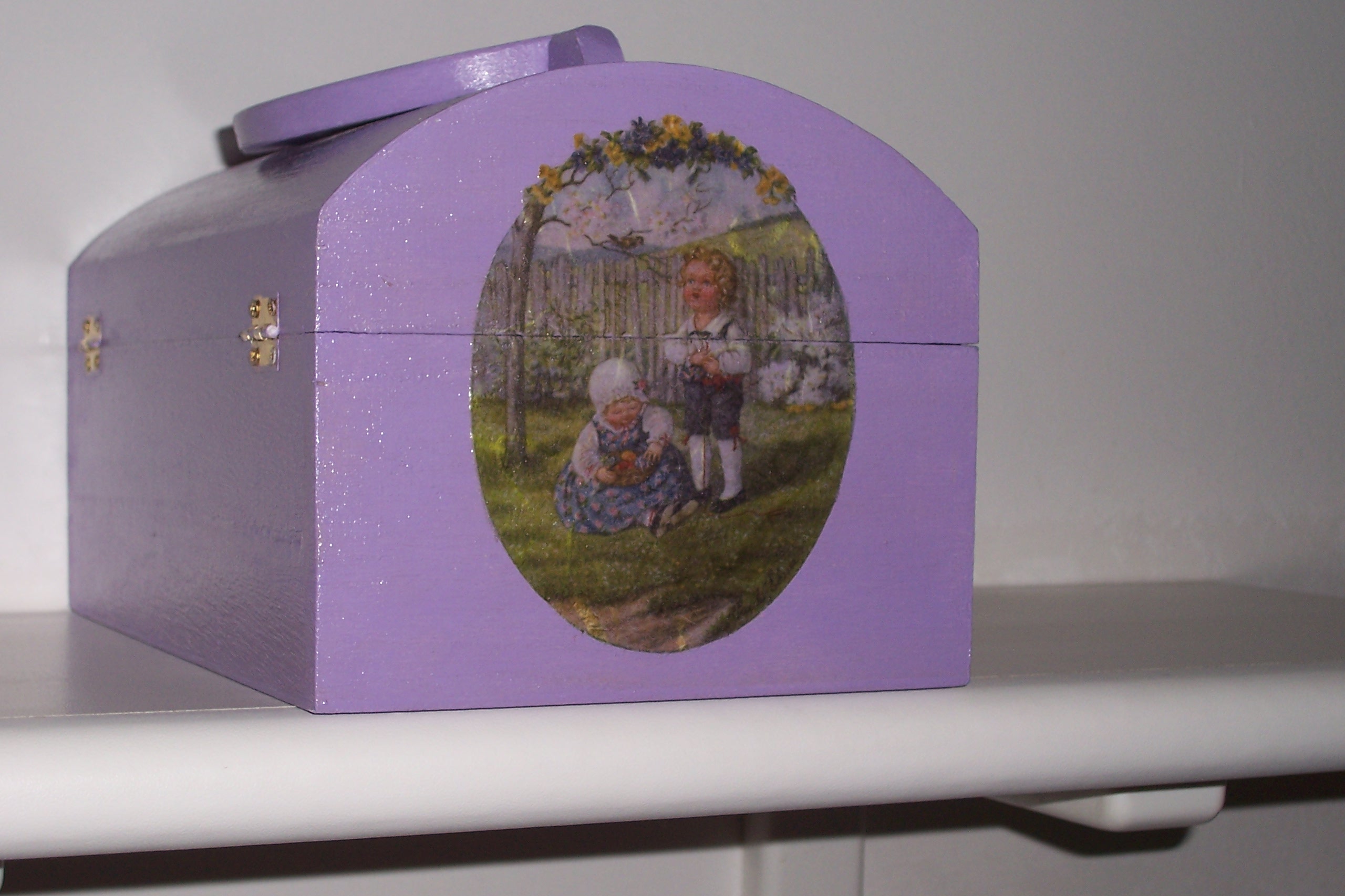 Cofanetto in legno decorato a decoupage - particolare