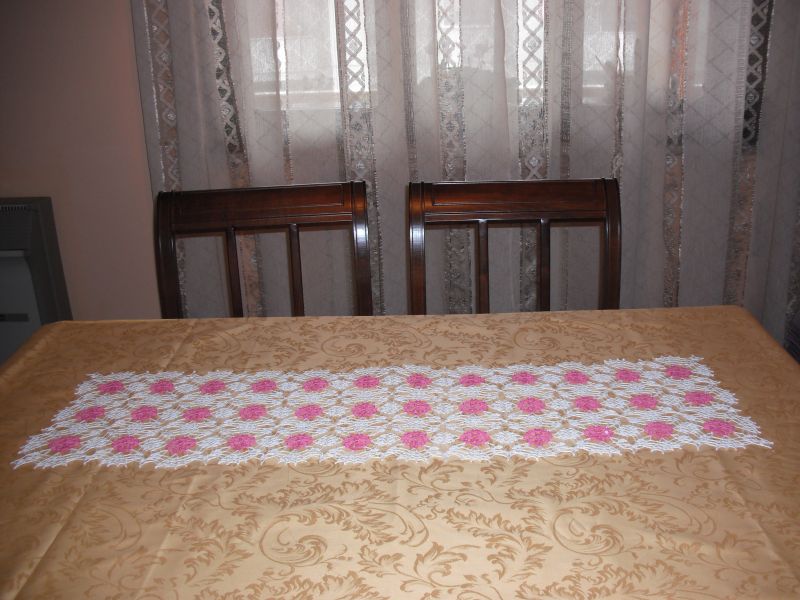 questo centrino l ho lavorata per mia figlia ERICA èlungo 1 metro e largo 50  con due colori rosa e bianco