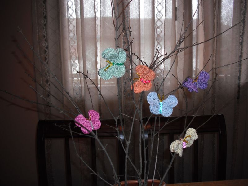 volo di farfalle su i rami    fatte con uncinetto n 2 e filo cotone n5 schema trovato nel forum