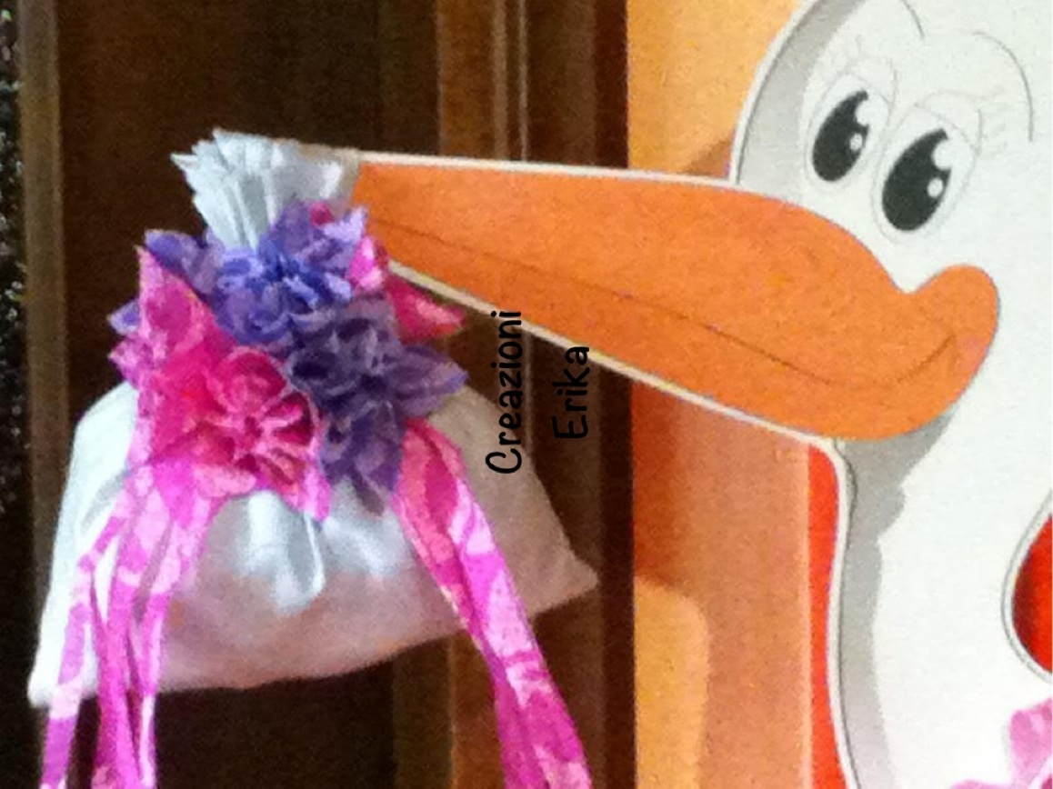 Particolare: fiori fatti a origami con carta di riso