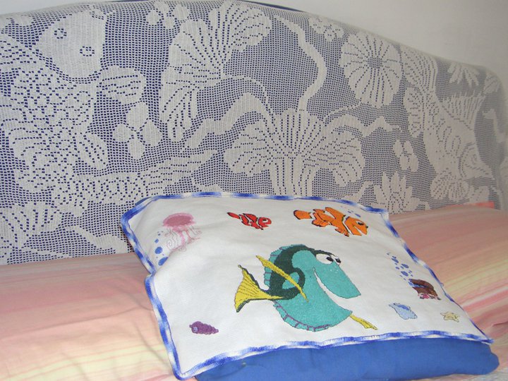 Cuscino e acquario per testiera letto