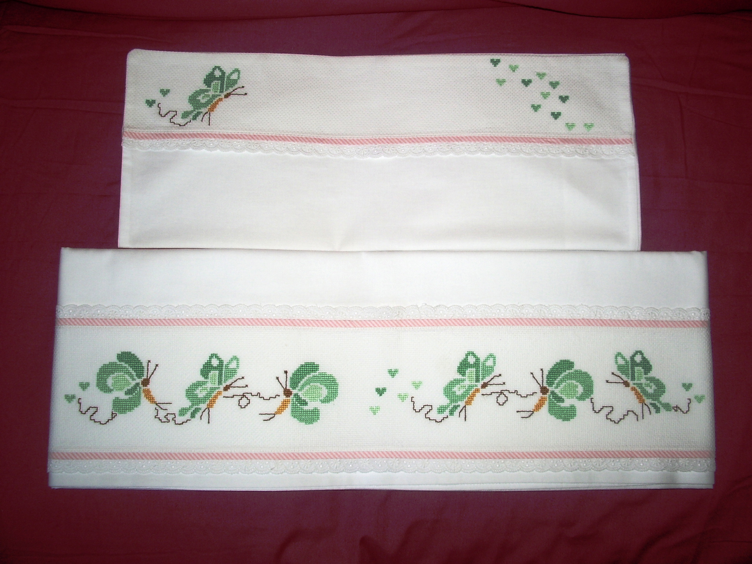 Lenzuolo lettino per bimba 
Disegno scoppiazzato da internet ed adattato alle mie esigenze .