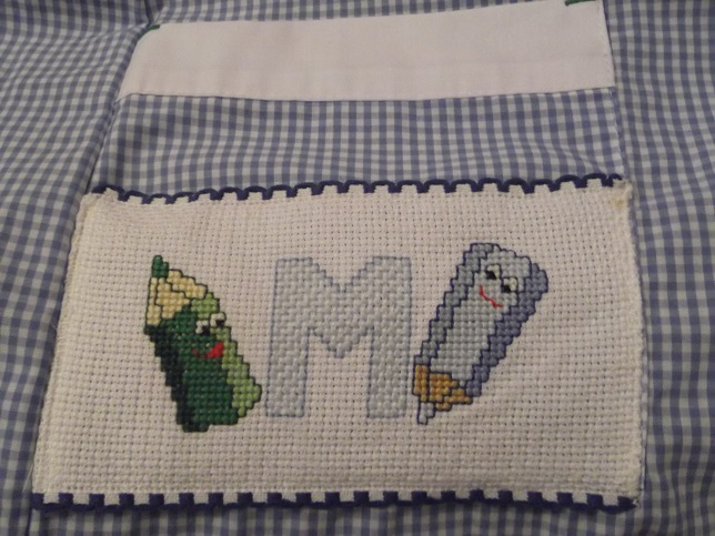 Iniziale con matite da grembiulino asilo