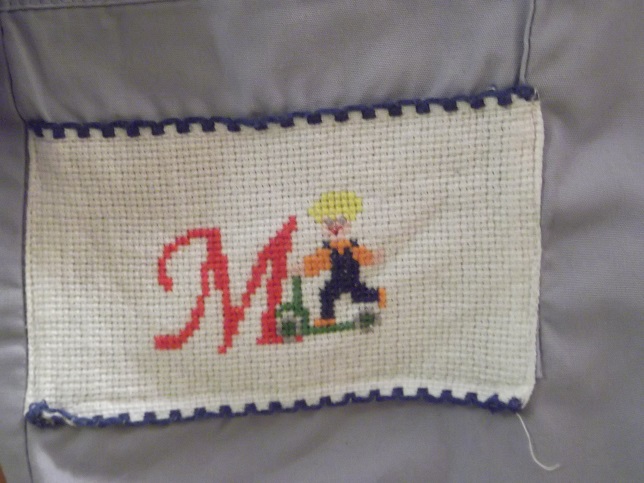 Iniziale con bimbo in monopattino da grembiulino asilo