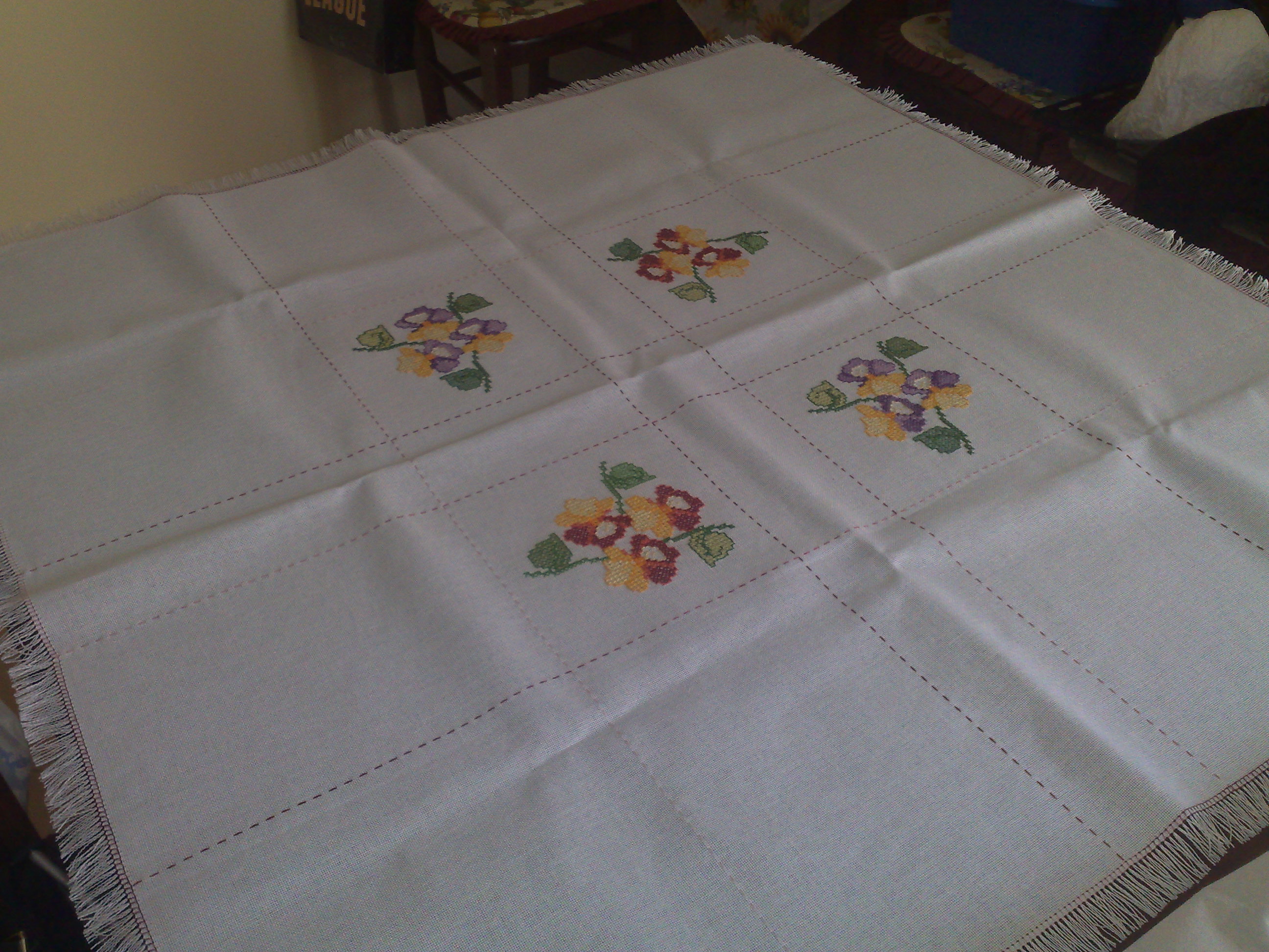 tovaglietta con viole al punto croce