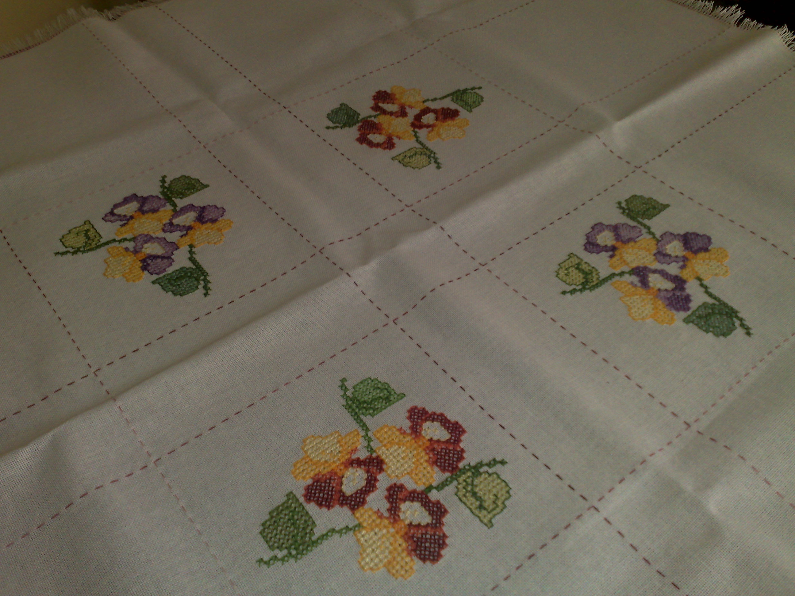 tovaglietta con viole al punto croce