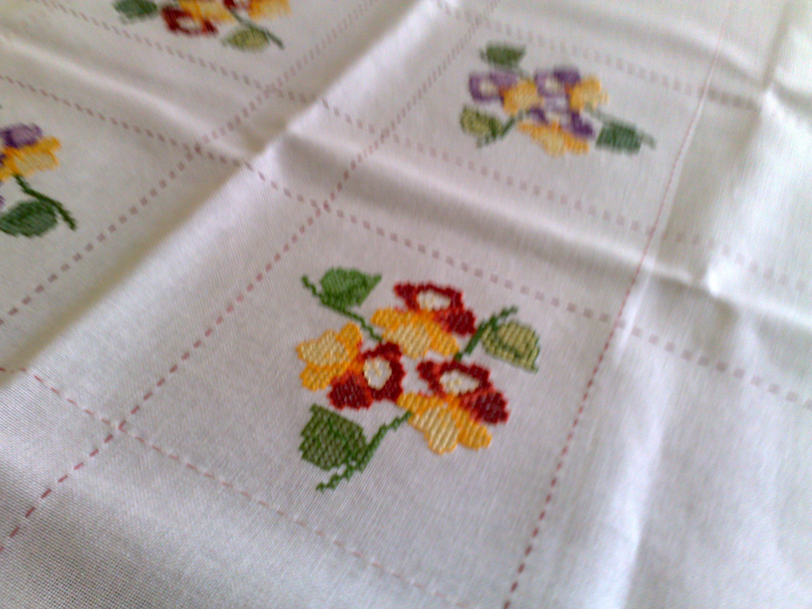 tovaglietta con viole al punto croce