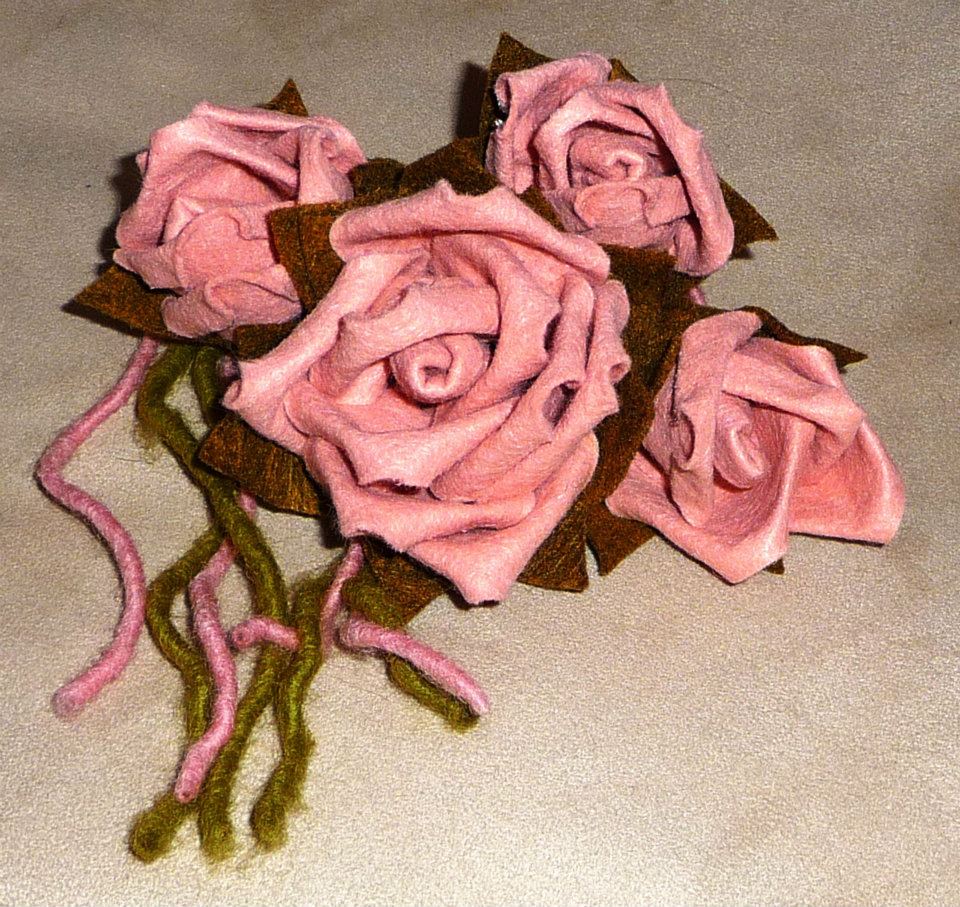 Rosa e boccioli in feltro