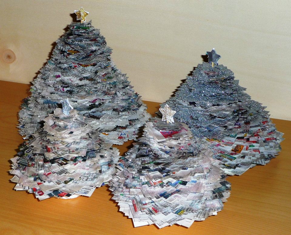 Alberri di Natale con carta di giornale